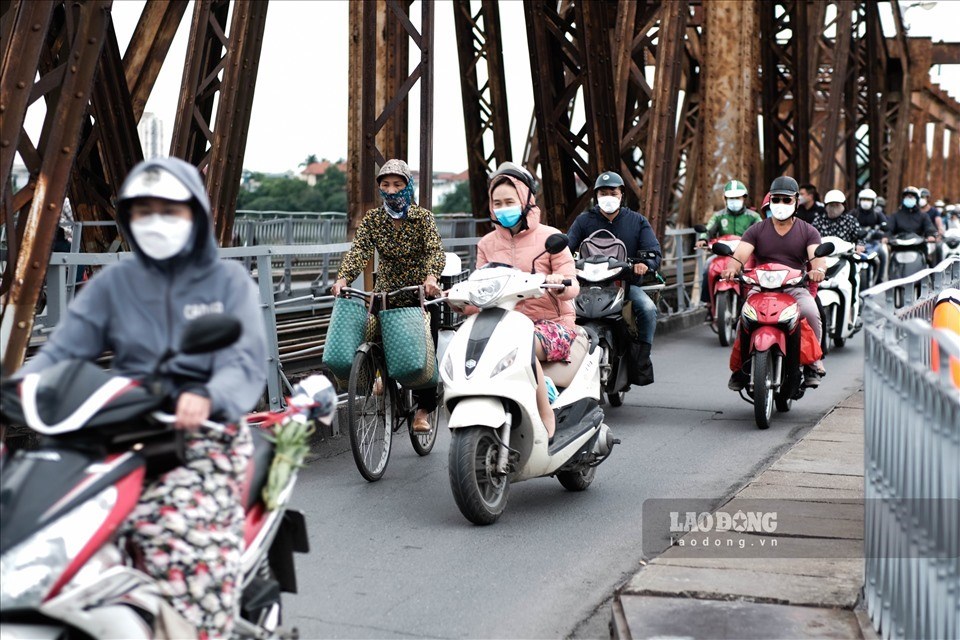 Hà Nội bỗng chuyển lạnh trong ngày hè. Ảnh: Nguyễn Long Hà Nội bỗng chuyển lạnh trong ngày hè. Ảnh: Nguyễn Long
