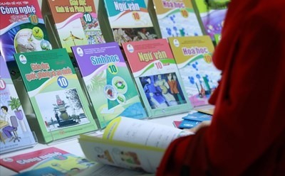 Chưa kịp hoàn hồn với giá sách giáo khoa mới tăng gấp 3 thì phụ huynh ở TPHCM lại ngã ngửa khi có bậc học tăng học phí gấp 5 lần. Ảnh: Hải Nguyễn