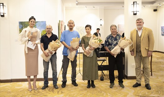 5 hoạ sĩ trong buổi khai mạc triển lãm "Mây Đông Dương" tại Đà Lạt. Ảnh: BTC