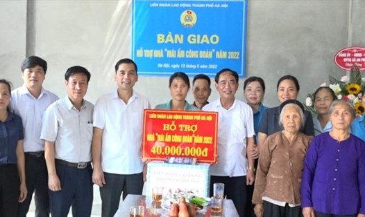 Bàn giao hỗ trợ xây Mái ấm Công đoàn cho đoàn viên Đinh Thị Ngọc. Ảnh: CĐH