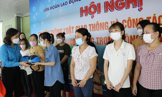Lãnh đạo LĐLĐ tỉnh Thái Bình tặng mũ bảo hiểm moto xe máy cho công nhân lao động tham dự hội nghị truyền thông tại Công ty TNHH May Hưng Hà. Ảnh: B.M