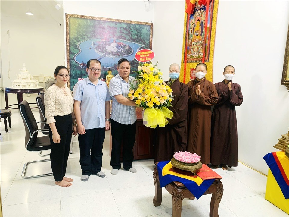 Chư ni Đại Bảo tháp Tây Thiên đón nhận lẵng hoa tươi thắm chúc mừng Phật đản từ đại diện chính quyền huyện Tam Đảo. Ảnh: BTC Chư ni Đại Bảo tháp Tây Thiên đón nhận lẵng hoa tươi thắm chúc mừng Phật đản từ đại diện chính quyền huyện Tam Đảo. Ảnh: BTC