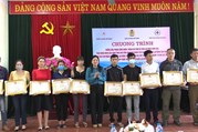LĐLĐ huyện Phú Bình trao quà cho đoàn viên có hoàn cảnh khó khăn