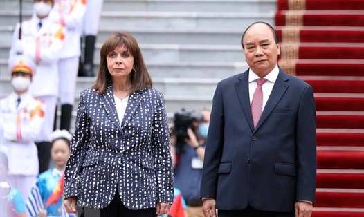 Chủ tịch nước Nguyễn Xuân Phúc chủ trì lễ đón Tổng thống Hy Lạp Katerina Sakellaropoulou thăm chính thức Việt Nam. Ảnh: TTXVN