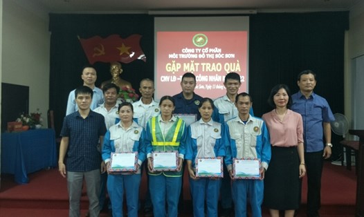 Công nhân có hoàn cảnh đặc biệt của Công ty cổ phần môi trường đô thị Sóc Sơn nhận hỗ trợ nhân Tháng công nhân. Ảnh: CĐHN