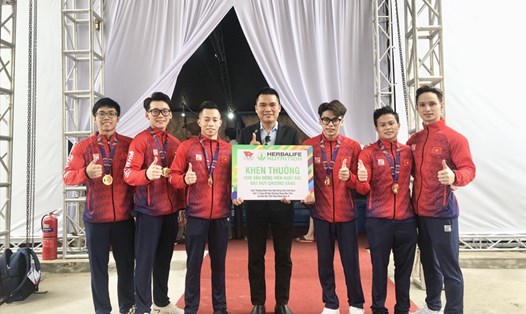 Herbalife VN trao giải thưởng cho đội Thể dục dụng cụ đoạt HCV Đồng đội nam tại SEA Games 31.