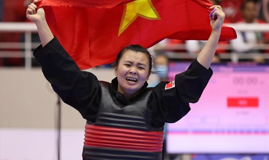 Quàng Thị Thu Nghĩa đoạt huy chương vàng đối kháng đầu tiên cho pencak silat Việt Nam tại SEA Games 31. Ảnh: Hải Nguyễn