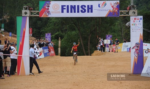 VĐV Đinh Thị Như Quỳnh của Việt Nam xuất sắc giành HCV nội dung băng đồng Olympic nữ tại môn đua xe đạp trong khuôn khổ SEA Games 31. Ảnh: Thành Đông