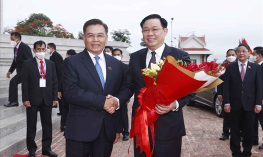 Chủ tịch Quốc hội Vương Đình Huệ và Chủ tịch Quốc hội Lào Saysomphone Phomvihan. Ảnh: Doãn Tấn