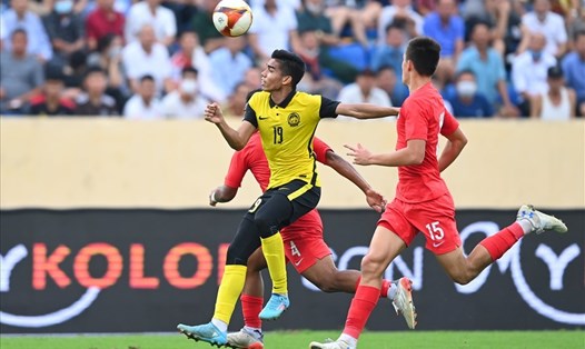 U23 Malaysia (áo vàng) muốn giữ ngôi đầu bảng B môn bóng đá nam SEA Games 31. Ảnh: Hải Nguyễn