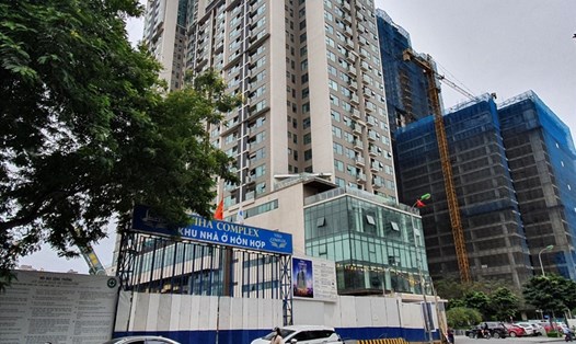 2 tòa nhà cao tầng đang được xây dựng trên đường Nguyễn Tuân. Ảnh: P.Đ
