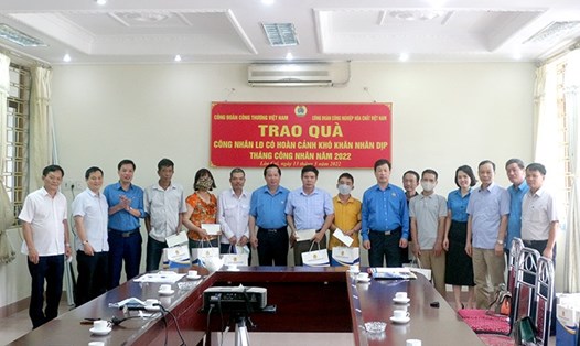 Nhiều công nhân tại Lào Cai nhận được hỗ trợ trong dịp Tháng công nhân. Ảnh: ĐVCC.