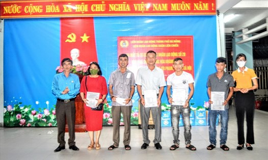 LĐLĐ quận Liên Chiểu, thành phố Đà Nẵng ra mắt Tổ công nhân tự quản đầu tiên trên địa bàn phường Hòa Khánh Nam với gần 200 công nhân lao động. Ảnh: Tường Minh