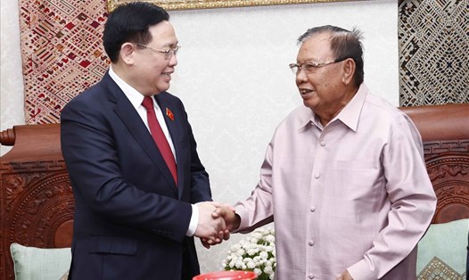 Chủ tịch Quốc hội Vương Đình Huệ thăm nguyên Tổng Bí thư, Chủ tịch nước Lào Bounnhang Vorachith tại nhà riêng. Ảnh: Doãn Tấn