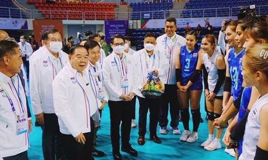 Đại tướng Prawit Wongsuwon, Phó Thủ tướng kiêm Chủ tịch Ủy ban Olympic Thái Lan, xuống sân động viên, chúc mừng các tuyển thủ bóng chuyền nữ Thái Lan sau trận đấu. Ảnh: Nguyễn Thanh