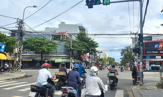 Nút giao thông Núi Thành - Phan Đăng Lưu - nơi được lắp đặt camera điều khiển đèn giao thông. Ảnh: Thanh Chung