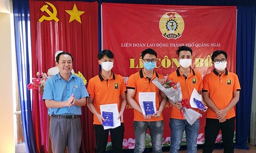 LĐLĐ thành phố Quảng Ngãi tổ chức kết nạp đoàn viên và thành lập CĐCS Công ty TNHH 883-ZN-838 với 22 đoàn viên. Ảnh: Minh Thư