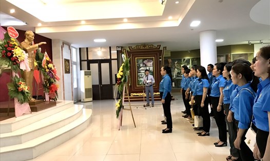 Đoàn đại biểu dâng hoa, báo công dâng Bác tại Bảo tàng Hồ Chí Minh. Ảnh: Ngô Thu Hương.