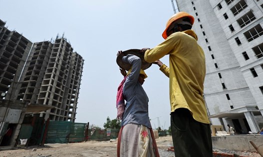 Công nhân làm việc trên công trường xây dựng trong một ngày hè nóng nực ở Noida, Ấn Độ. Ảnh: Reuters