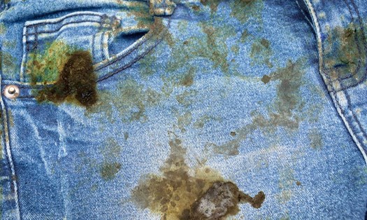 Các bà nội trợ có thể áp dụng một vài cách cơ bản trong việc tẩy sạch những vết ố bẩn trên quần jean. Ảnh: Xinhua