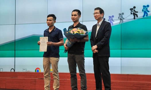 Anh Nguyễn Văn Thuyên (giữa) đạt giải Nhất đại hội Cải tiến Công ty TNHH Nakashima Việt Nam. Ảnh: NVCC
