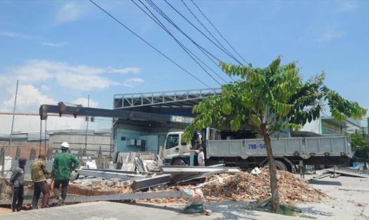 Loạt nhà trái phép ở phường Phước Long, TP.Nha Trang bị cưỡng chế tháo dỡ. Ảnh: H.L