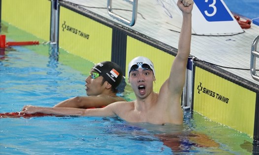 Nguyễn Huy Hoàng vui mừng khi giành huy chương vàng và phả kỷ lục SEA Games ở nội dung 400m tự do. Ảnh: Minh Hiếu