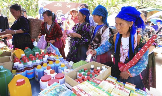 Người dân vùng cao Điện Biên mua thuốc diệt cỏ tại các phiên chợ. Ảnh: TC