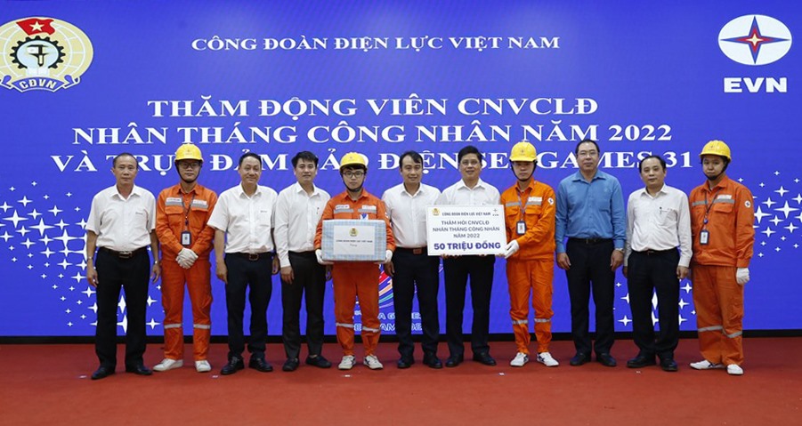 Phó Tổng Giám đốc Võ Quang Lâm và Chủ tịch Công đoàn Điện lực Việt Nam tặng quà và số tiền 50 triệu đồng tới công nhân Công ty lưới điện cao thế TP.Hà Nội. Ảnh: Lương Nguyễn
