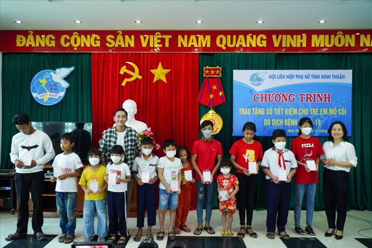 Hứa Vĩ Văn tặng học bổng cho học sinh mồ côi vì dịch tại Ninh Thuận
