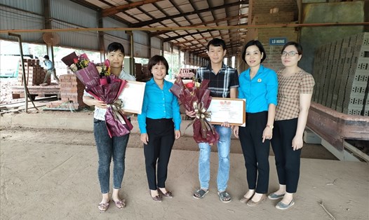 Lãnh đạo LĐLĐ huyện Hàm Yên trao bằng khen cho công nhân tiêu biểu. Ảnh: CĐHY