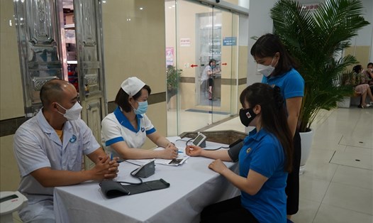 Hơn 70 cán bộ công đoàn, người lao động quận Hồng Bàng được khám, tư vấn sức khoẻ hậu COVID-19. Ảnh: Mai Dung
