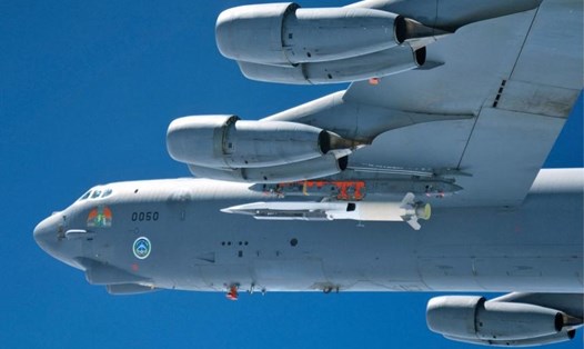 Phương tiện bay thử nghiệm siêu thanh X-51A WaveRider gắn bên dưới máy bay B-52 Stratofortress trong quá trình thử nghiệm năm 2010. Ảnh: Không quân Mỹ
