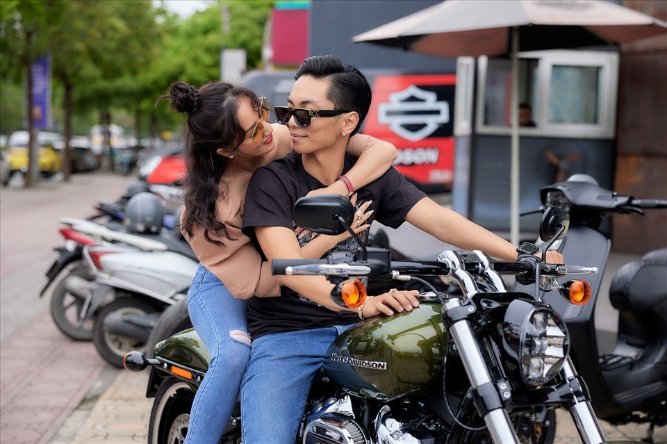 Phan Hiển hạnh phúc khi được Khánh Thi tặng món quà "khủng" đầy bất ngờ. Ảnh: Thành Đạt Phan Hiển hạnh phúc khi được Khánh Thi tặng món quà "khủng" đầy bất ngờ. Ảnh: Thành Đạt