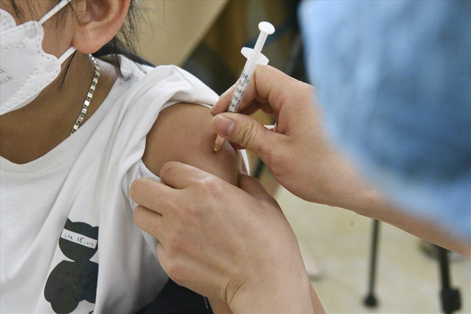 Bộ Y tế yêu cầu đẩy nhanh tiến độ tiêm vaccine cho trẻ 5-12 tuổi và mũi 3