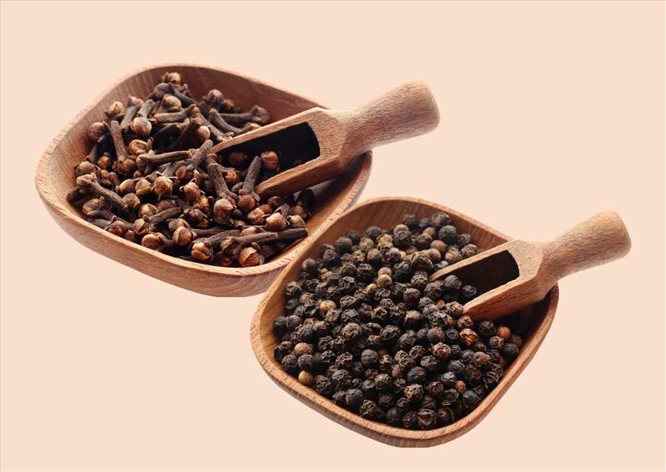 Hạt tiêu đen và hạt đinh hương kết hợp pha nước giúp giải độc và giảm cân. Đồ họa: Doãn Hằng
