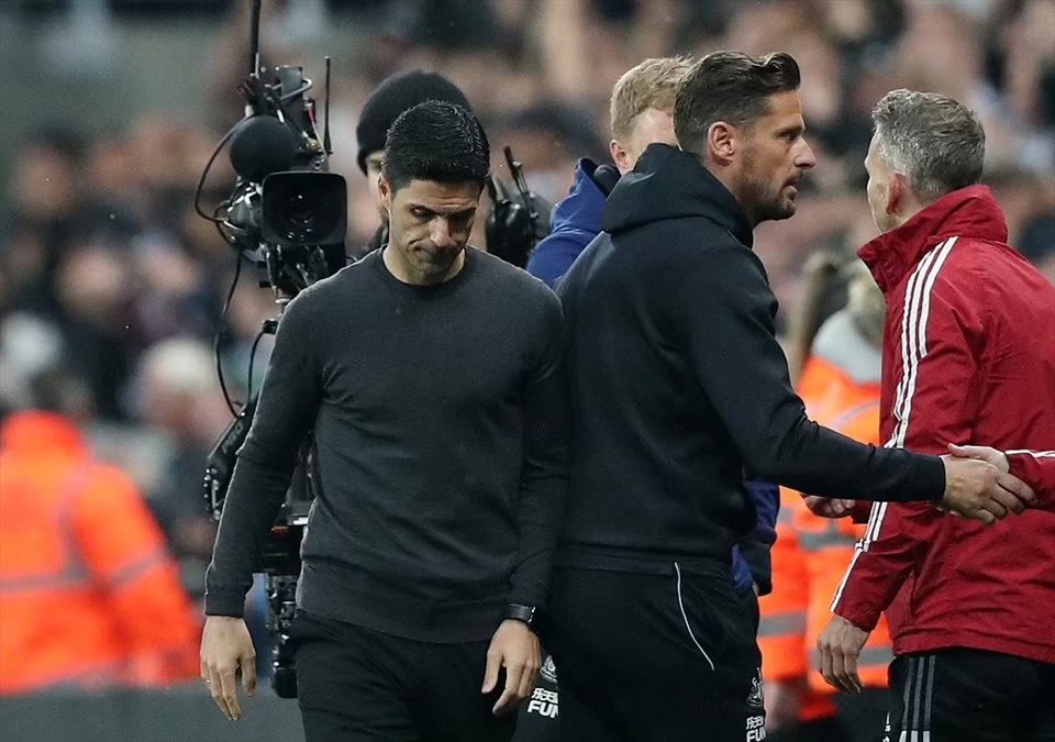 Không có tiền đạo giỏi, Arsenal đừng hão huyền về Champions League