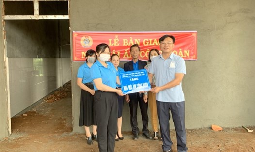 Lãnh đạo Liên đoàn Lao động tỉnh Đắk Nông bàn giao nhà mái ấm công đoàn cho đoàn viên Lê Thị Ngọc Phương. Ảnh: Lệ Sương