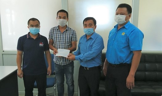 Liên đoàn Lao động tỉnh Quảng Nam hỗ trợ người lao động bị ảnh hưởng bởi dịch bệnh trong năm 2021. Ảnh: Thanh Chung