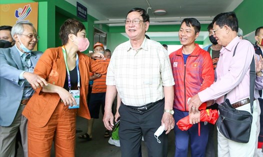 Ông Trần Đình Mẫn (áo sơ mi ca rô) - bố của Trần Quốc Cường (áo đó) có ở Trung tâm huấn luyện thể thao Quốc gia ngày 17.5. Ảnh: Thanh Vũ