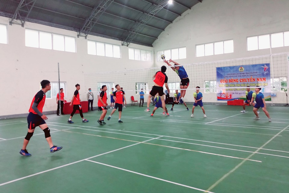 Một trận đấu tại Giải bóng chuyền nam công nhân, viên chức, lao động năm 2022 do Công đoàn các KKT Hà Tĩnh tổ chức ngày 17.5. Ảnh: CĐ.