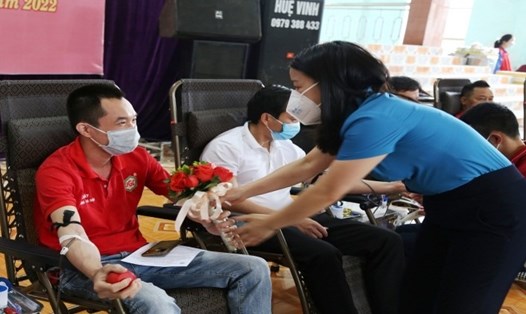 Bà Nguyễn Minh Thái, Phó chủ tịch Thường trực Liên đoàn Lao động tỉnh động viên CNVCLĐ tham gia hiến máu. Ảnh: Kim Tuyến.
