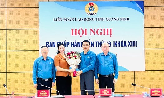 Ban lãnh đạo LĐLĐ tỉnh Quảng Ninh chúc mừng bà Đặng Thị Kim Chung. Ảnh: Thanh Hằng