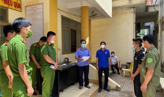 Cơ quan chức năng thi hành lệnh bắt tạm giam đối tượng Nguyễn Thanh Hải dù chưa đủ 18 tuổi. Ảnh: VKS