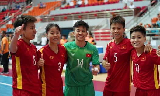 Tuyển futsal nữ Việt Nam giành lại ngôi đầu và hẹn tuyển nữ futsal Thái Lan ở trận quyết định tấm huy chương vàng SEA Games 31. Ảnh: Mai Sơn