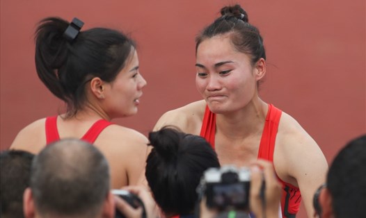 Quách Thị Lan chia sẻ với Nguyễn Thị Huyền sau khi giành huy chương vàng SEA Games 31.
