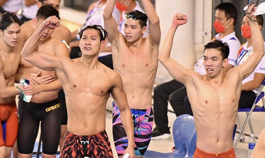 Hoàng Quý Phước cùng đồng đội ăn mừng cuồng nhiệt khi đánh bại Schooling cùng tuyển bơi Singapore. Ảnh: Minh Hiếu
