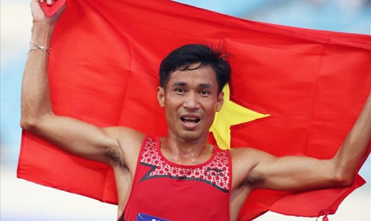 Nguyễn Văn Lai giành huy chương vàng chạy 10.000m nam. Ảnh: Thanh Vũ