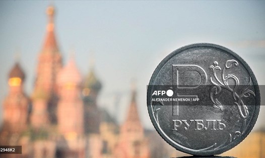 Một đồng rúp Nga chụp tại thủ đô Mátxcơva. Ảnh: AFP