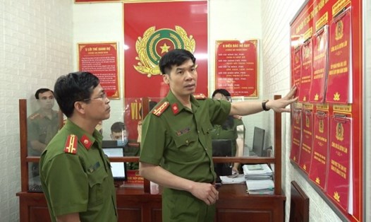 Đại tá Cao Minh Huyền, Phó Giám đốc Công an tỉnh Nghệ An kiểm tra công tác chuẩn bị các điều kiện cần thiết cho việc triển khai đồng loạt phân cấp đăng ký xe tại Công an cấp xã. Ảnh: MK